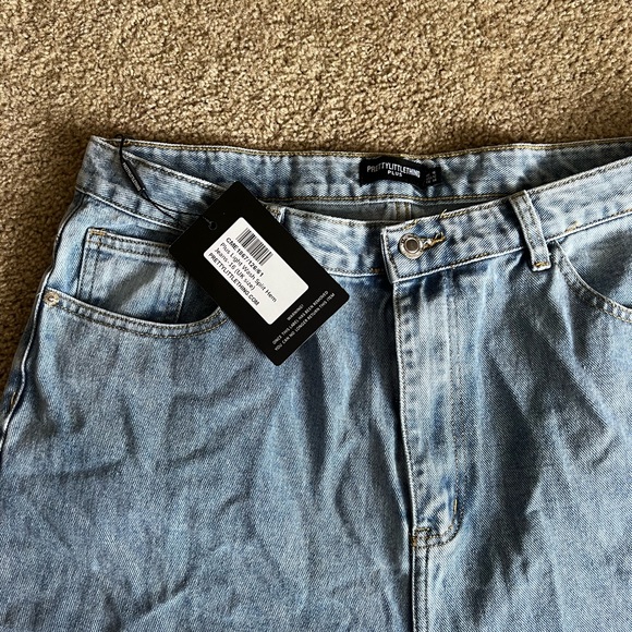 Pretty Little Thing Split Hem Straight Leg Jeans - Picture 3 of 5